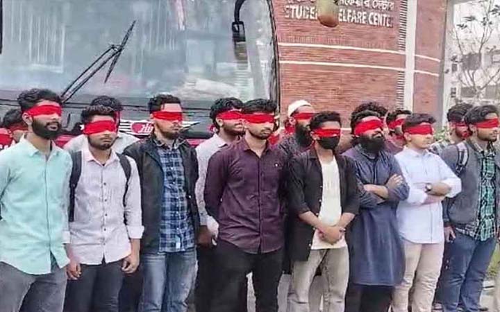 প্রধান উপদেষ্টার সঙ্গে দেখা করতে ঢাকার পথে কুয়েট শিক্ষার্থীরা